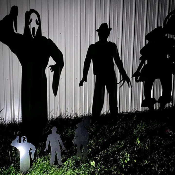 Metalowy palik ogrodowy z cieniem złoczyńcy na Halloween i reflektorem wyświetlającym projekcję
