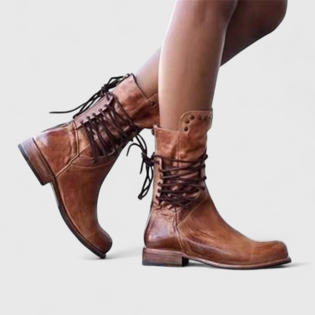 Botas de mujer con cordones, hasta media pantorrilla y con tachuelas