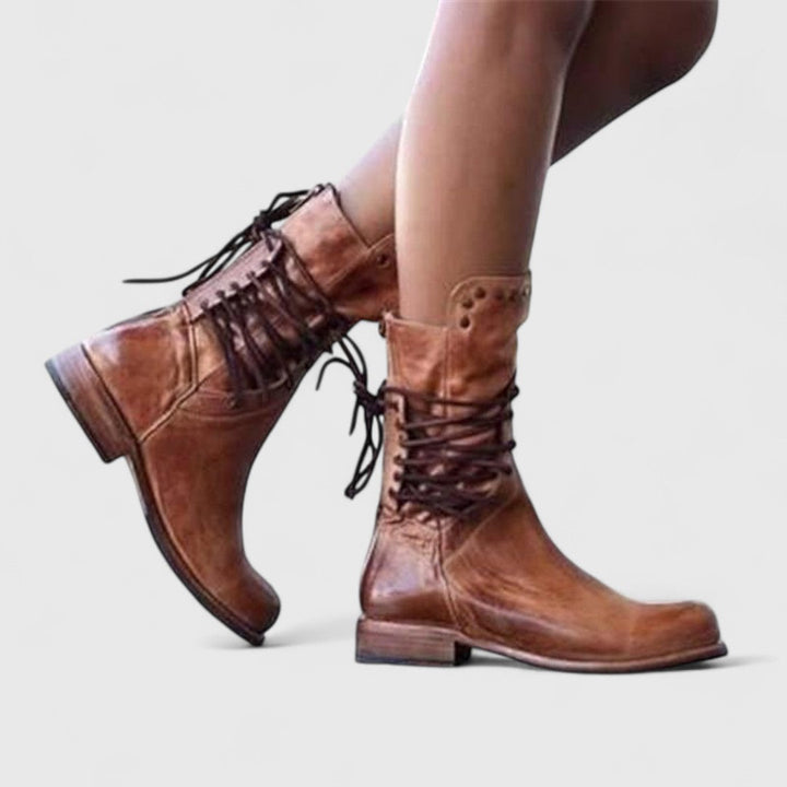 Botas de mujer con cordones, hasta media pantorrilla y con tachuelas