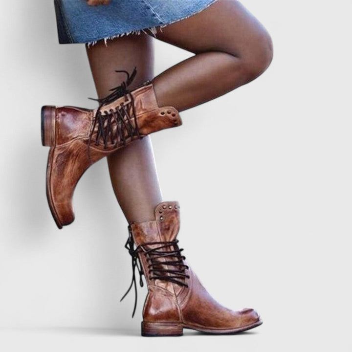 Botas de mujer con cordones, hasta media pantorrilla y con tachuelas