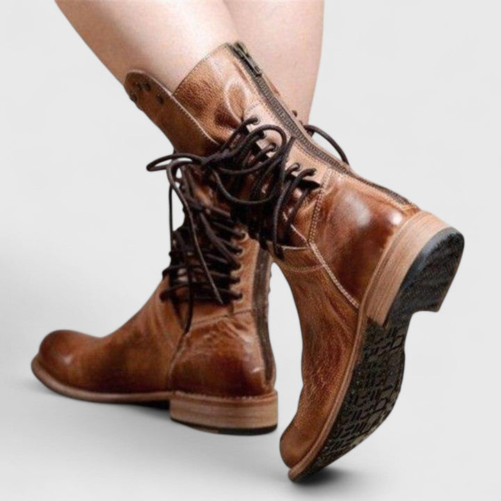 Botas de mujer con cordones, hasta media pantorrilla y con tachuelas