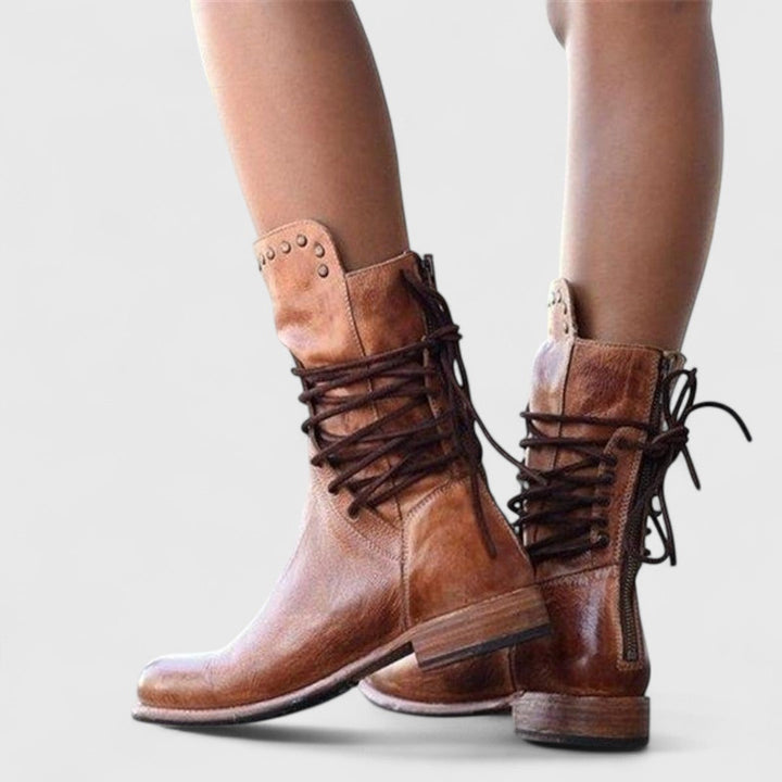 Botas de mujer con cordones, hasta media pantorrilla y con tachuelas