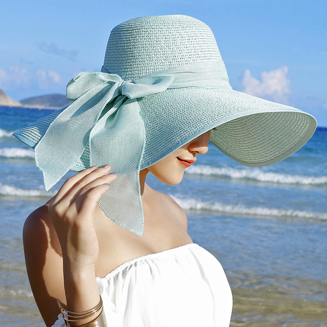 Cappello di paglia elegante per protezione solare in spiaggia