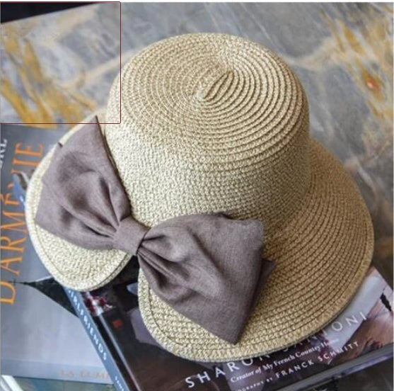 Stylischer Sonnenhut mit großer Schleife für den Sommerurlaub am Strand
