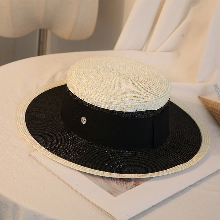 Elegancki retro damski słomkowy kapelusz z płaskim rondem na plażę i wypoczynek