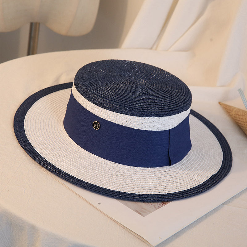 Elegancki retro damski słomkowy kapelusz z płaskim rondem na plażę i wypoczynek