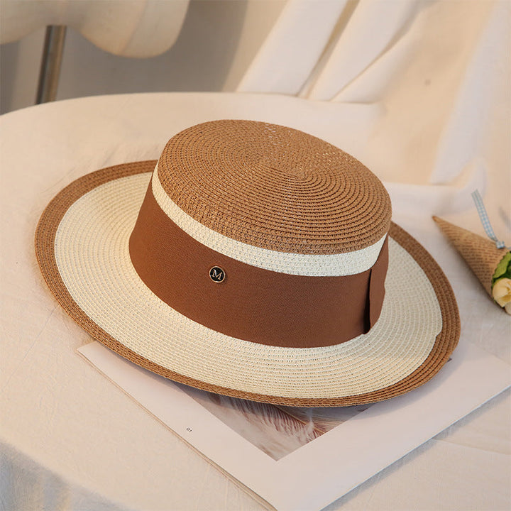 Elegancki retro damski słomkowy kapelusz z płaskim rondem na plażę i wypoczynek
