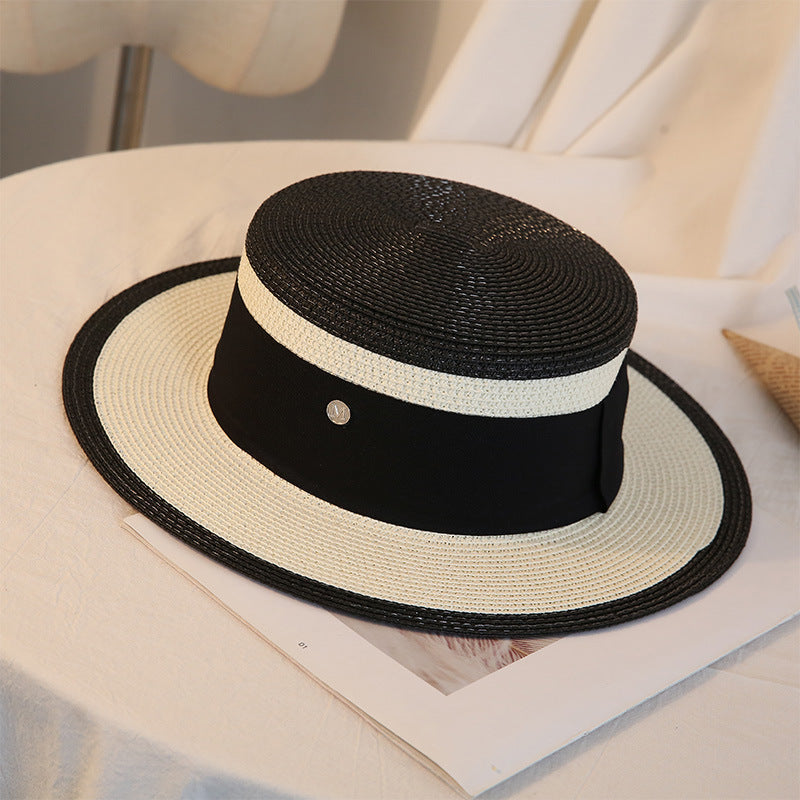 Elegancki retro damski słomkowy kapelusz z płaskim rondem na plażę i wypoczynek