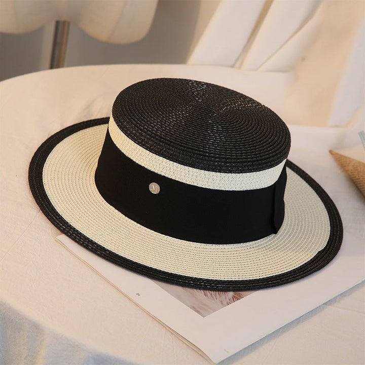 Elegancki retro damski słomkowy kapelusz z płaskim rondem na plażę i wypoczynek
