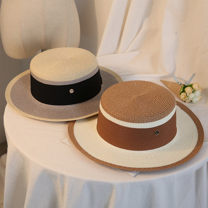 Elegancki retro damski słomkowy kapelusz z płaskim rondem na plażę i wypoczynek