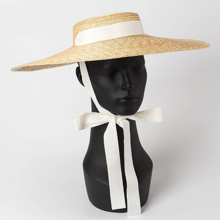 Sombrero plano de paja con tiras elegante para protección solar