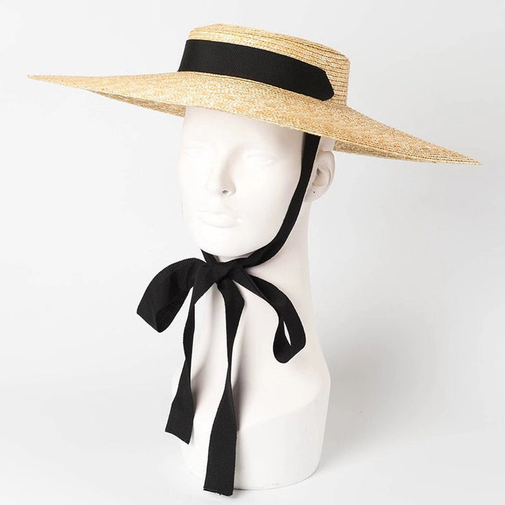 Sombrero plano de paja con tiras elegante para protección solar