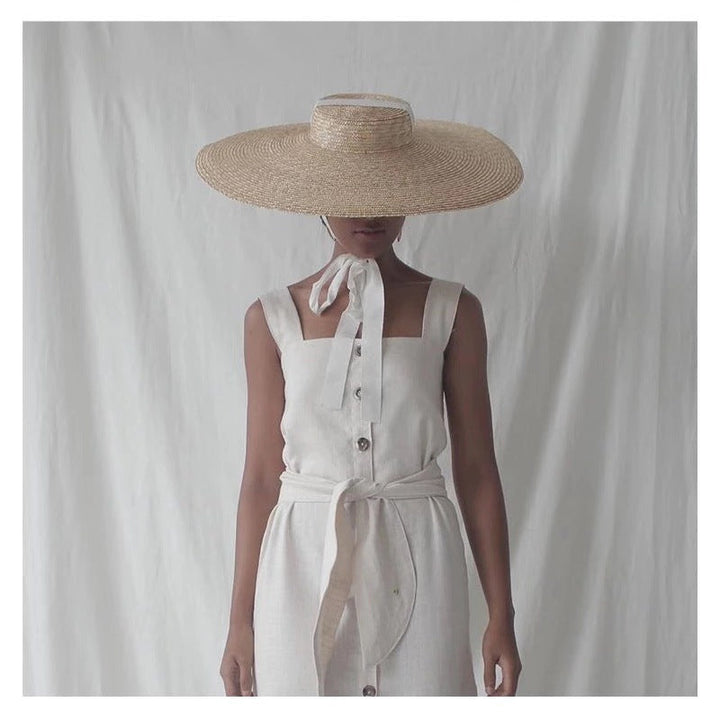 Sombrero plano de paja con tiras elegante para protección solar