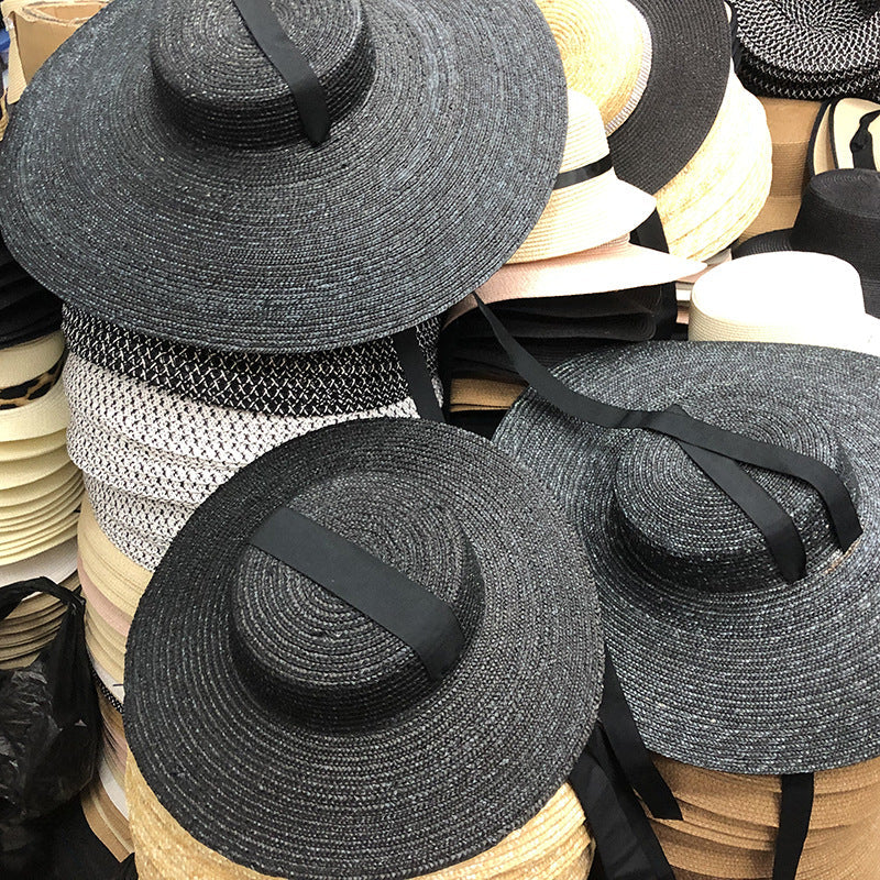 Sombrero plano de paja con tiras elegante para protección solar