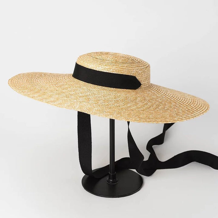Sombrero plano de paja con tiras elegante para protección solar