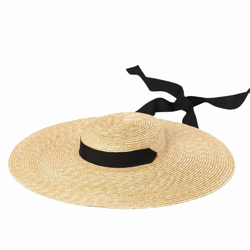 Sombrero plano de paja con tiras elegante para protección solar