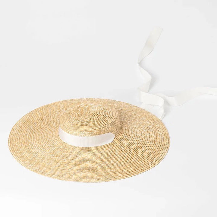 Sombrero plano de paja con tiras elegante para protección solar