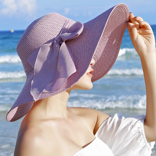 Cappello di paglia elegante per protezione solare in spiaggia