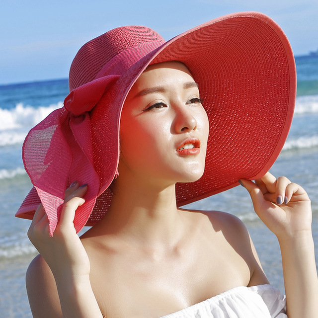 Cappello di paglia elegante per protezione solare in spiaggia