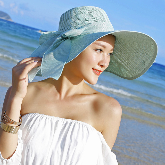Cappello di paglia elegante per protezione solare in spiaggia