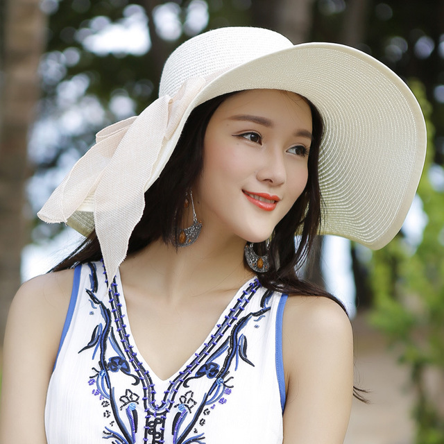 Cappello di paglia elegante per protezione solare in spiaggia