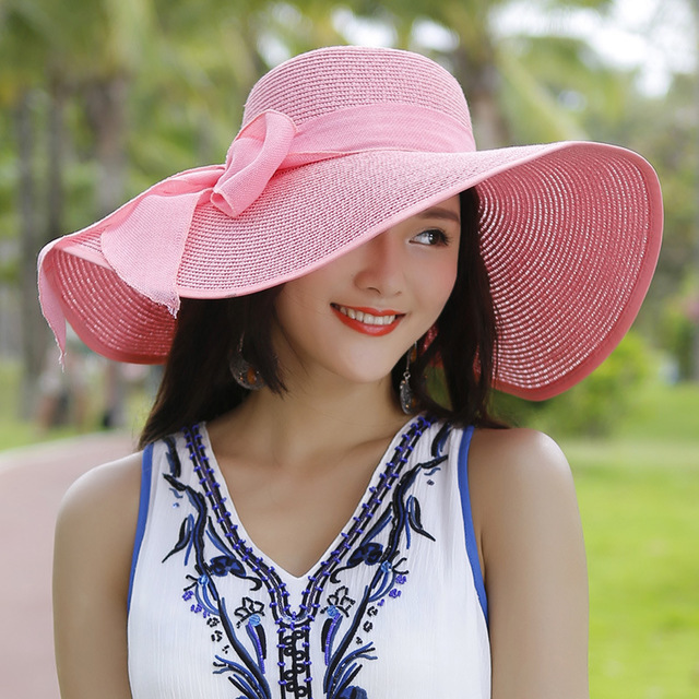Cappello di paglia elegante per protezione solare in spiaggia