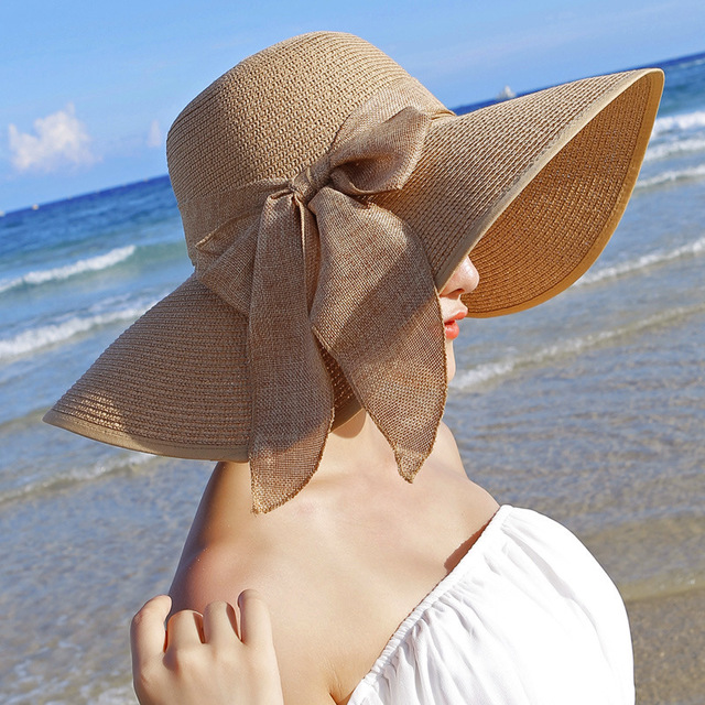 Cappello di paglia elegante per protezione solare in spiaggia