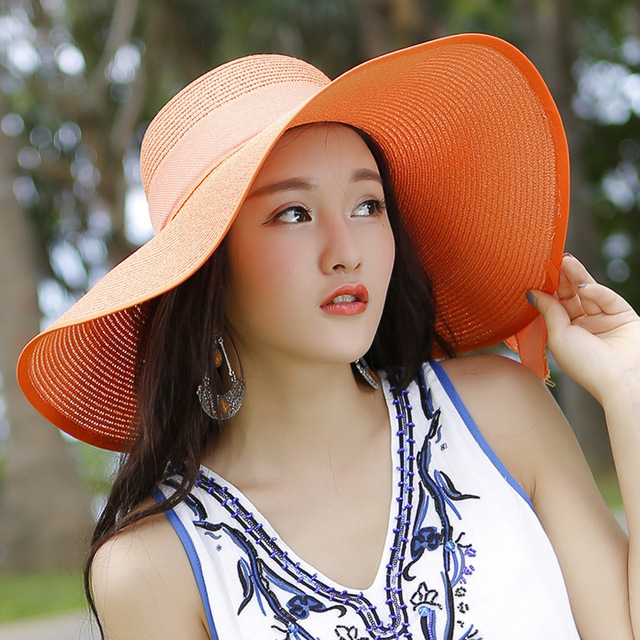 Cappello di paglia elegante per protezione solare in spiaggia