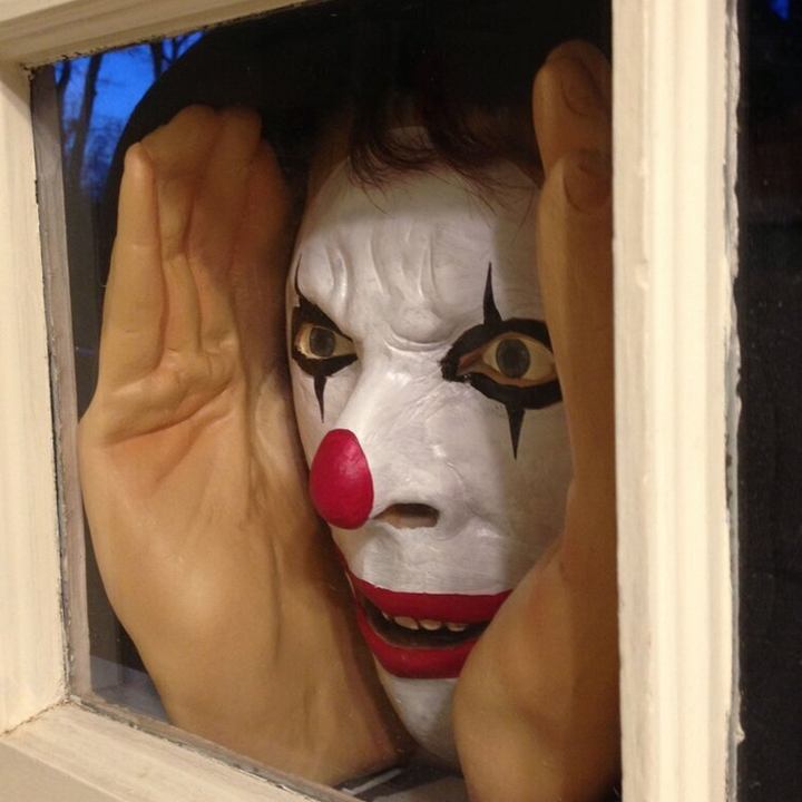 Realistická postavička zvědavce vykukujícího z okna na Halloween s upevněním pomocí přísavky