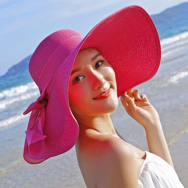 Cappello di paglia elegante per protezione solare in spiaggia