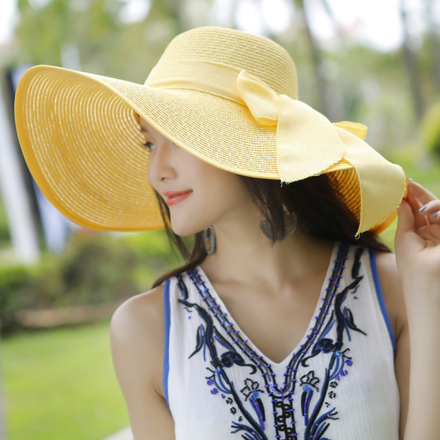 Cappello di paglia elegante per protezione solare in spiaggia