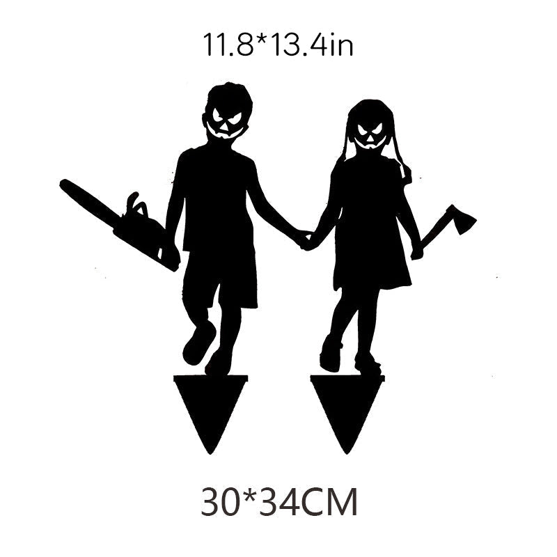 Metalowy palik ogrodowy z cieniem złoczyńcy na Halloween i reflektorem wyświetlającym projekcję