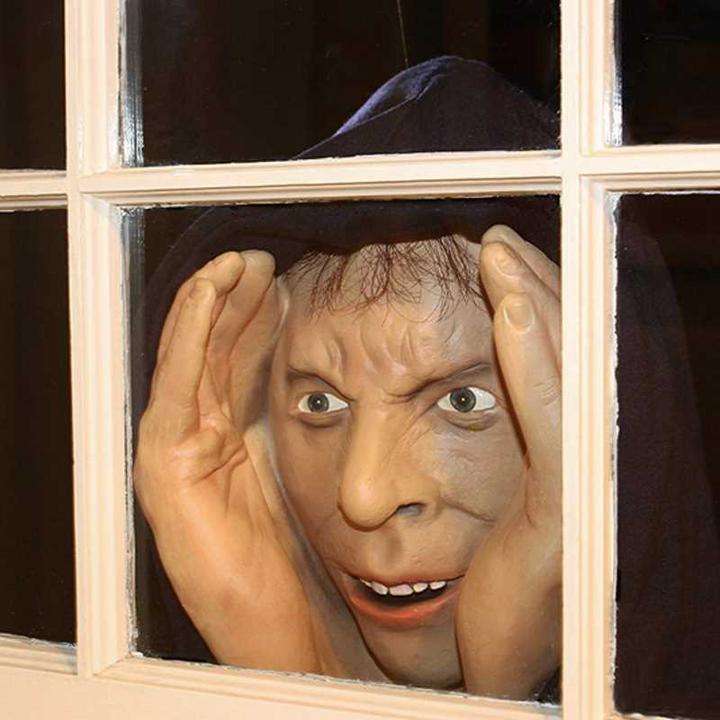 Realistická postavička zvědavce vykukujícího z okna na Halloween s upevněním pomocí přísavky