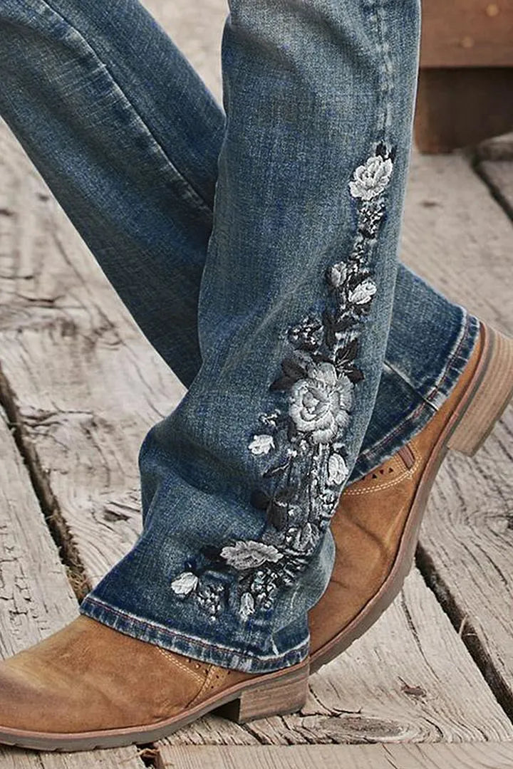 Damejeans med blomsterbroderi, håndbroderet, mellemhøj talje og bootcut