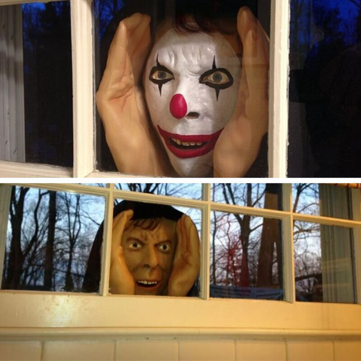 Realistická postavička zvědavce vykukujícího z okna na Halloween s upevněním pomocí přísavky