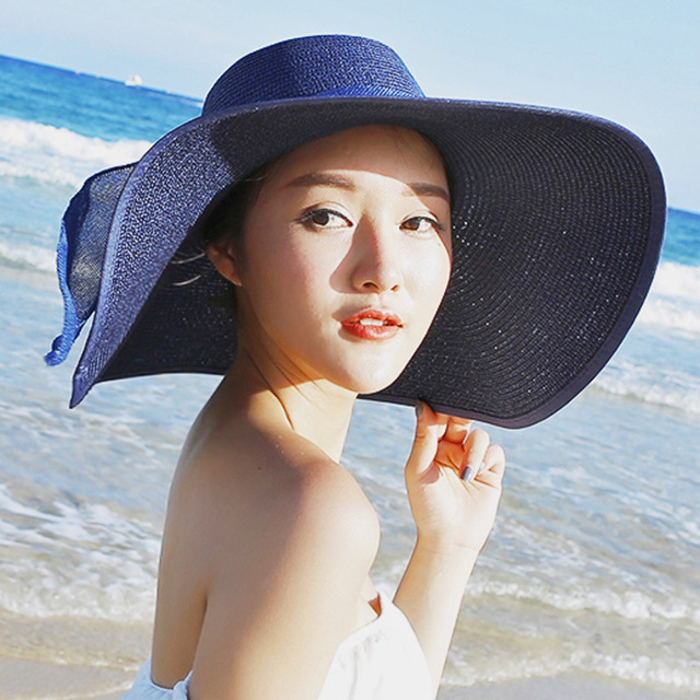 Cappello di paglia elegante per protezione solare in spiaggia