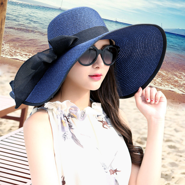 Cappello di paglia elegante per protezione solare in spiaggia