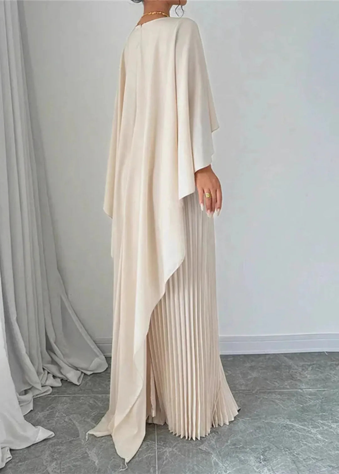 Amelia | Vestido Maxi de Mulher com Capa Sobreposta Plissada