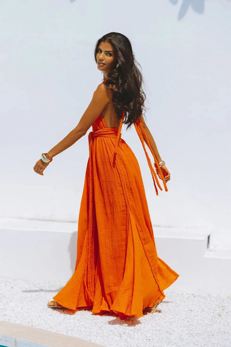 Kvinnes ryggløs hvit maxikjole