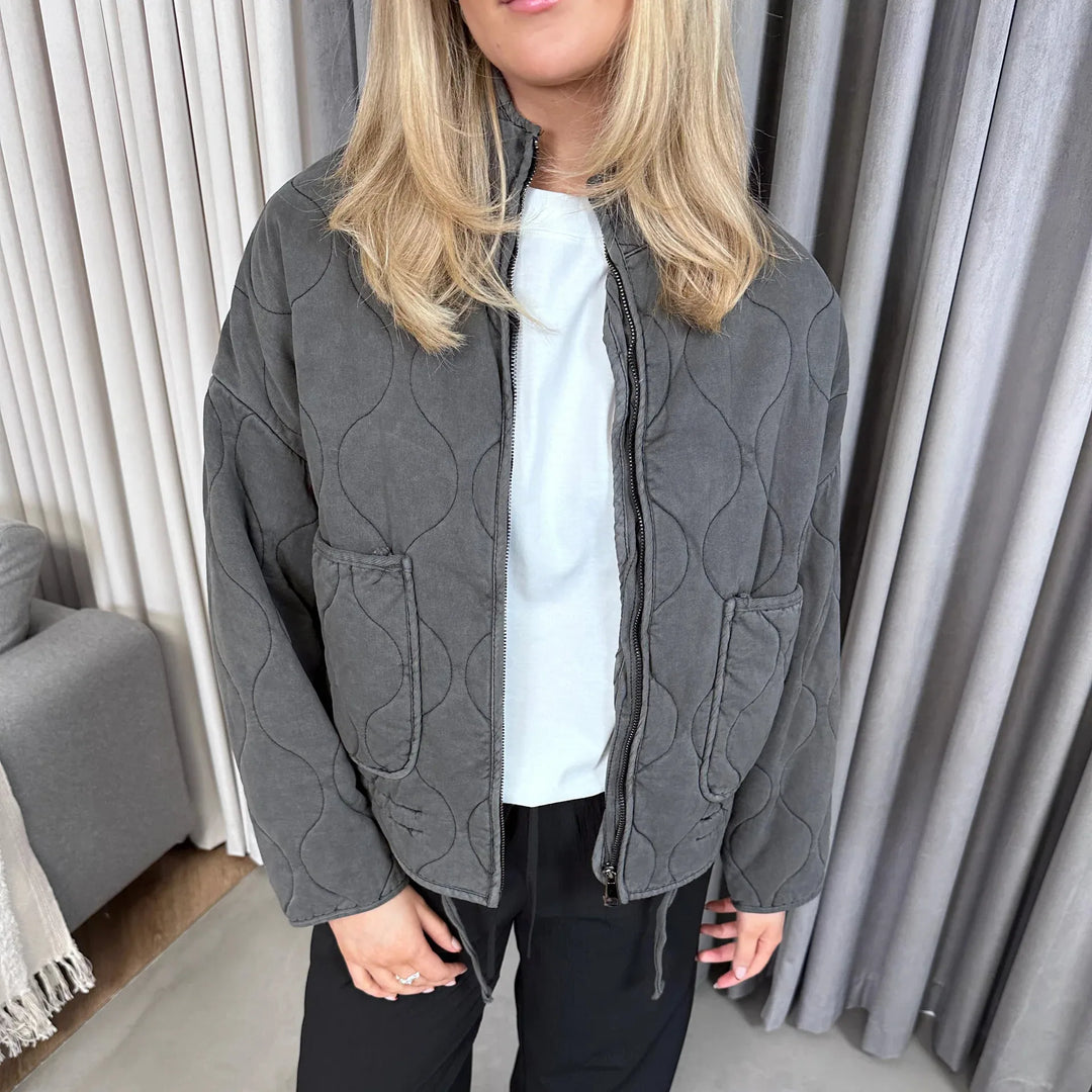 Reversible Diamond-Embellished Short Jacket – Cozy Autumn/Winter Layer