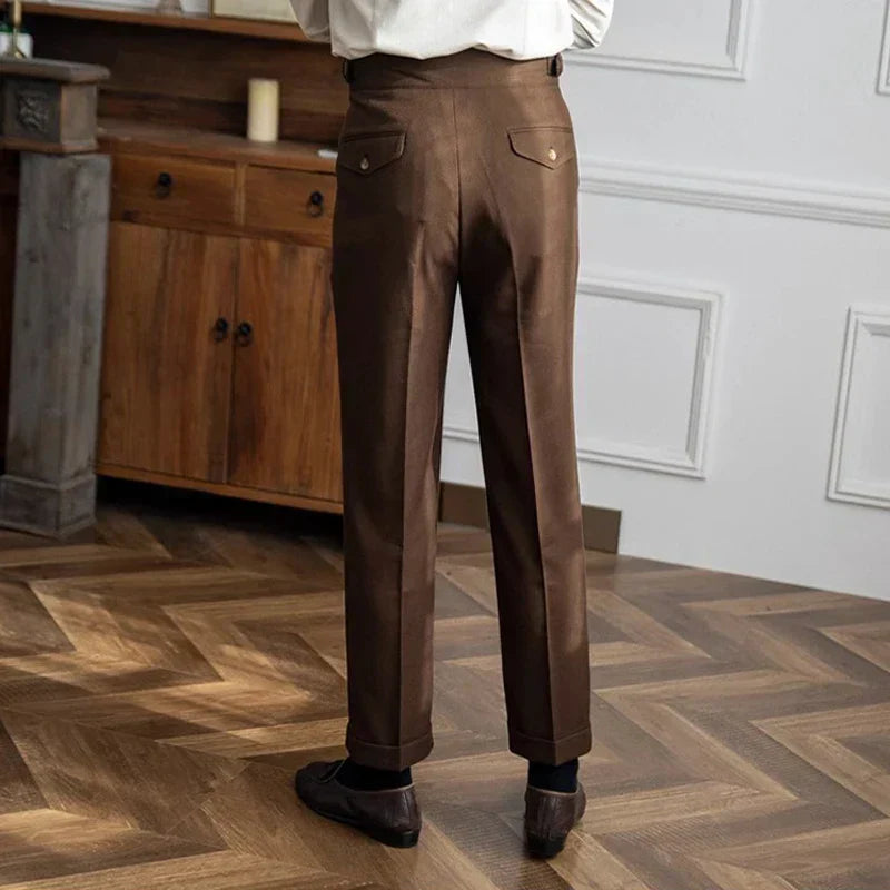 Pantaloni eleganti da uomo per completo