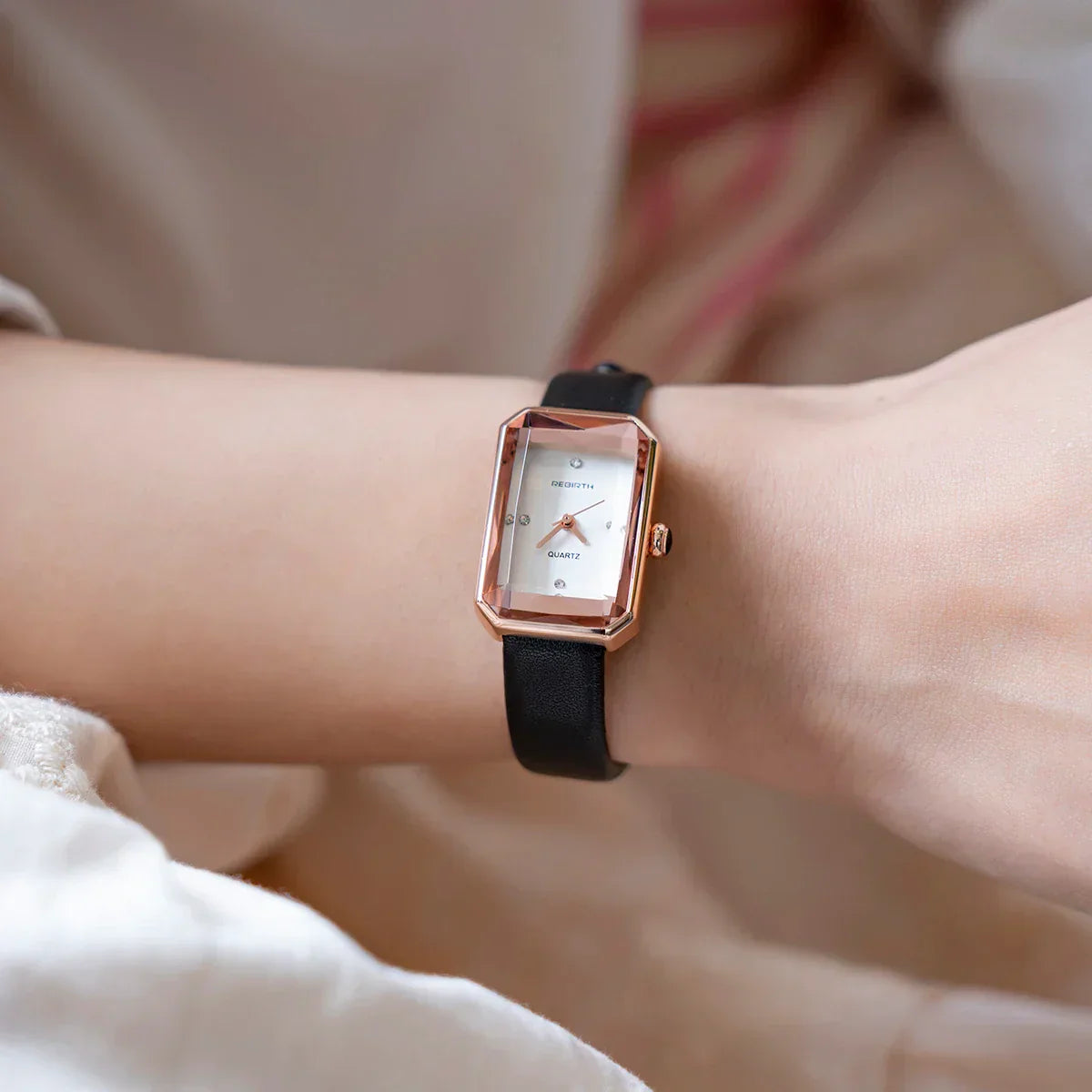 Stylish Women's Analog Watch - Elegant Timepiece for Any Occasion