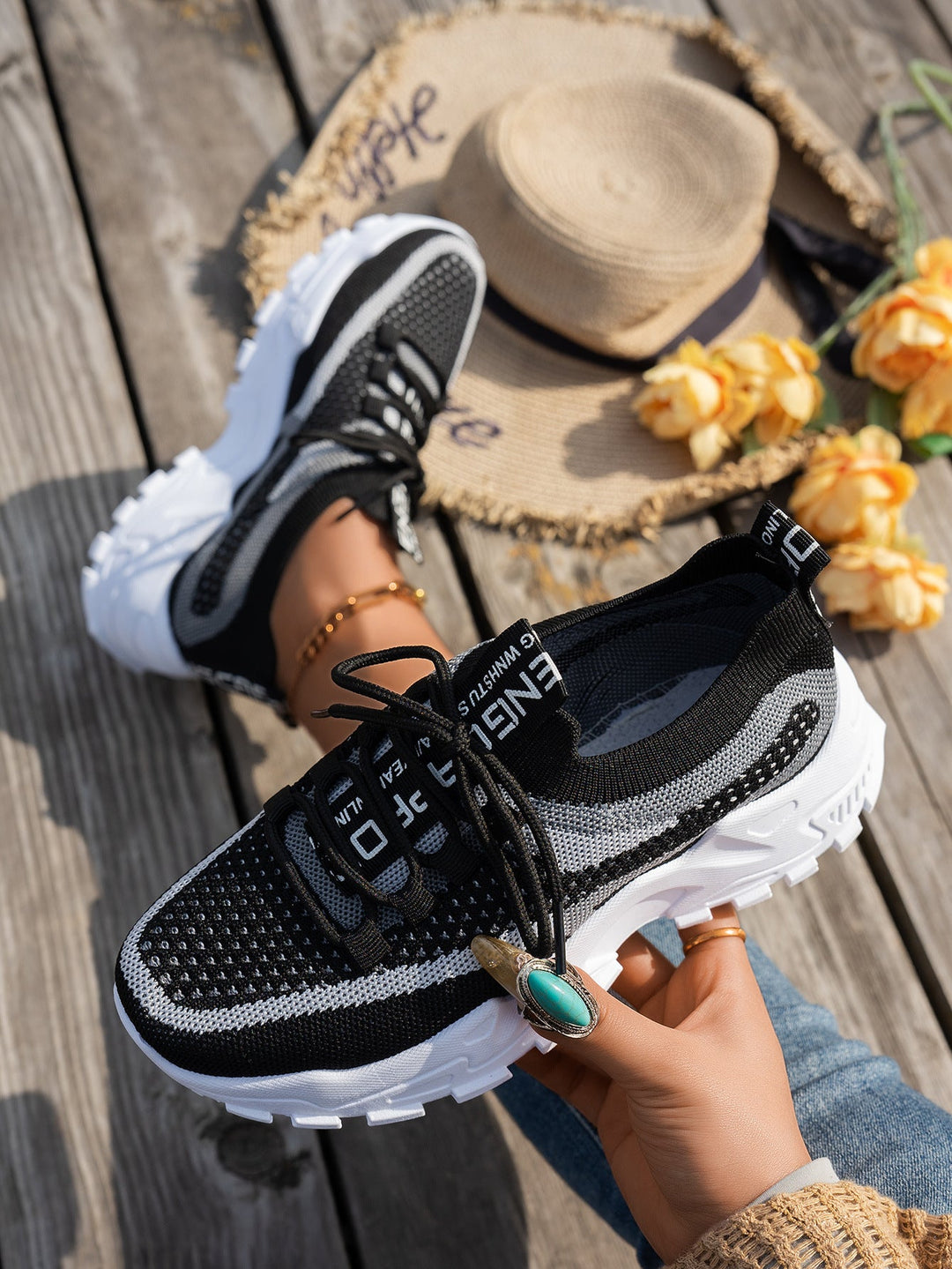 Women's Lightweight Flyknit Mesh Lace-Up Sneakers Black White Gray