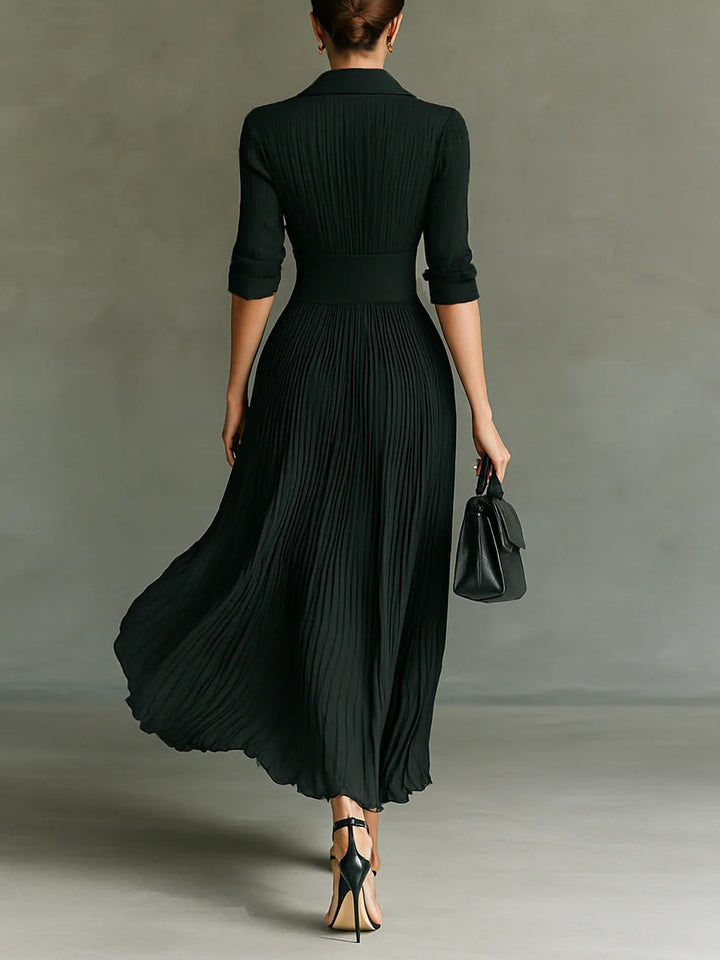 Elegantes Maxikleid für Damen mit plissiertem Revers und Taillierung