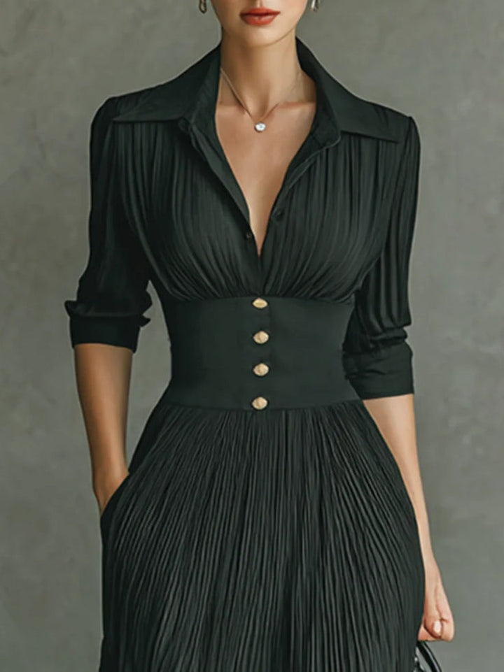 Elegantes Maxikleid für Damen mit plissiertem Revers und Taillierung