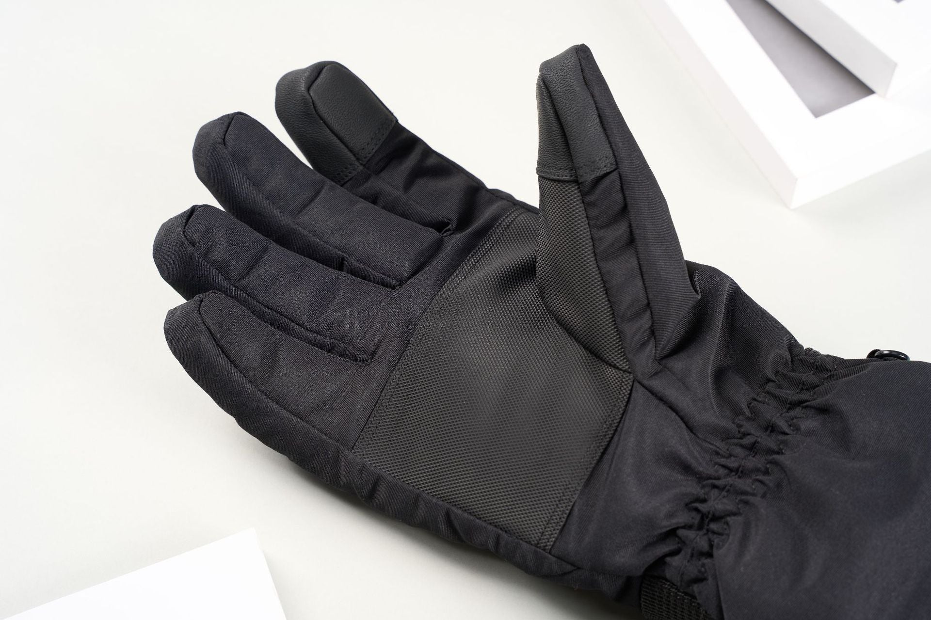 Touch Screen Heating Gloves with Velvet Thermal Insulation and Three-gear Temperature Control