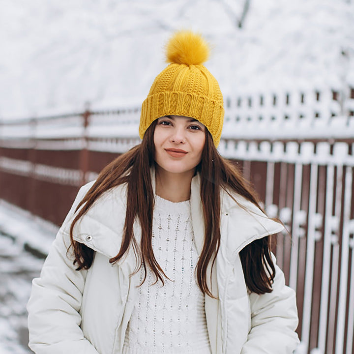 Gorro de punto elegante para mujer con pompón de piel sintética para invierno