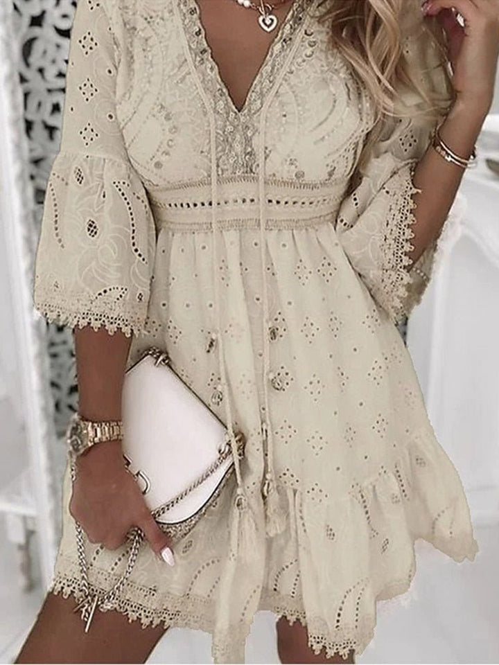 Grace | Kvinders Plus Size V-hals Mini Kjole med Blonder og Klokkeærmer