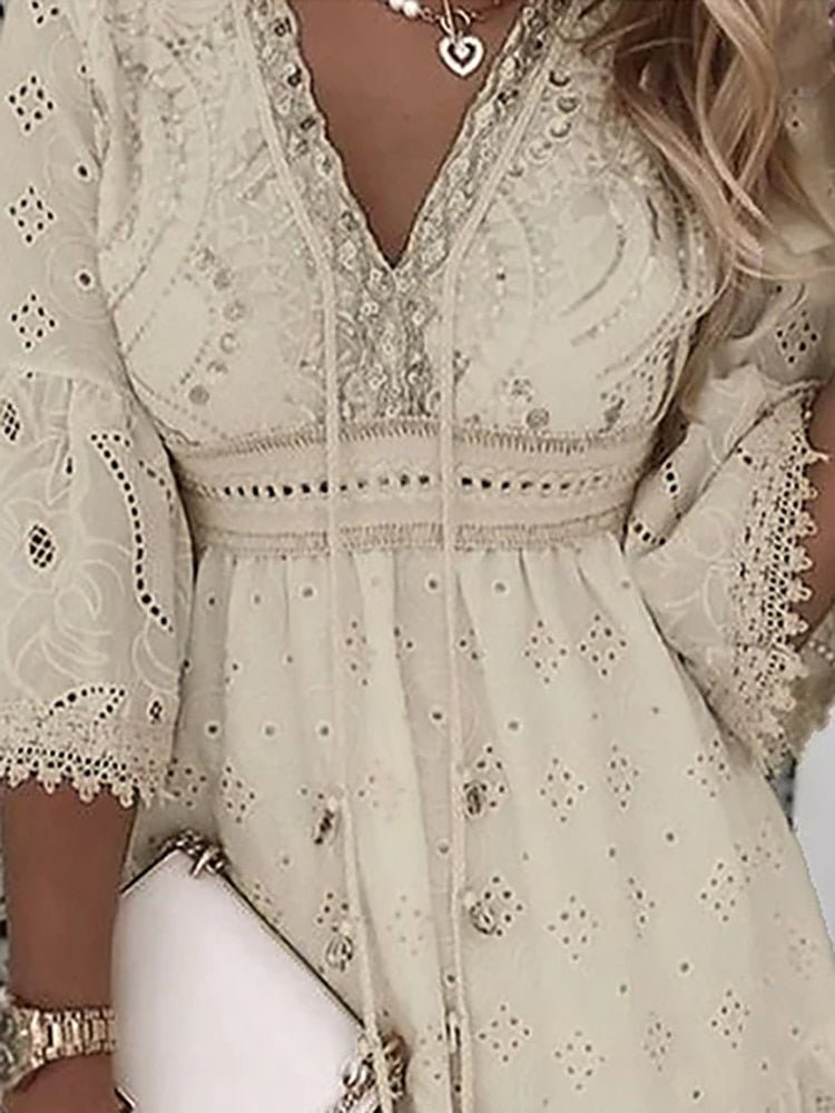 Grace | Kvinders Plus Size V-hals Mini Kjole med Blonder og Klokkeærmer