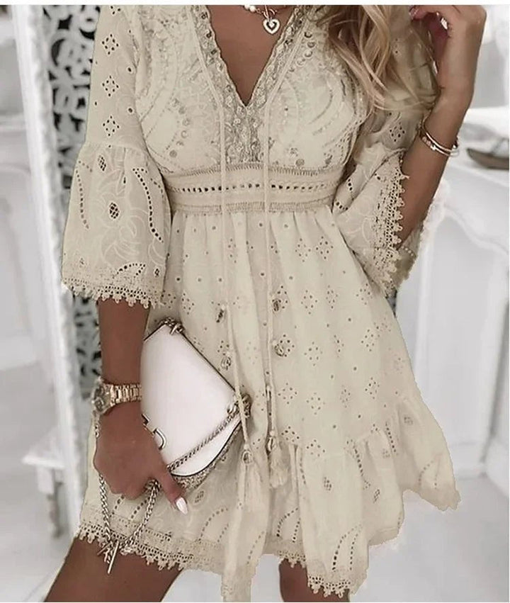 Grace | Kvinders Plus Size V-hals Mini Kjole med Blonder og Klokkeærmer